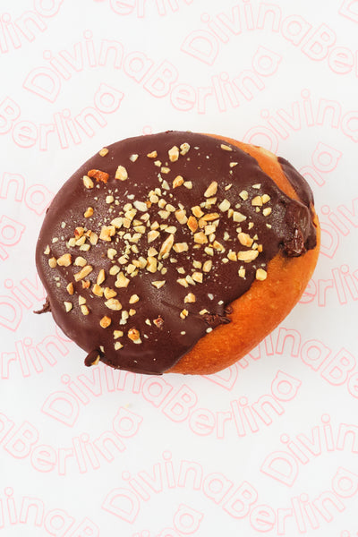 Berlina rellena de nutella con chocolate y almendras