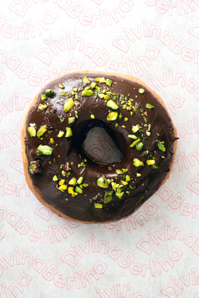 Dona de chocolate con pistacho