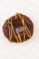 Dona de chocolate, cacahuete y oreo